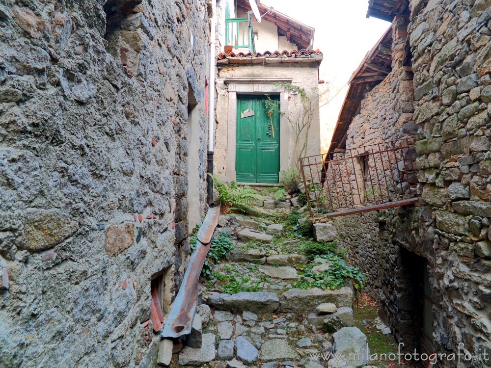 Campiglia Cervo (Biella) - Porta di ingresso ad una vecchia casa nella frazione Sassaia